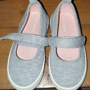 gray Old Navy flats size 6